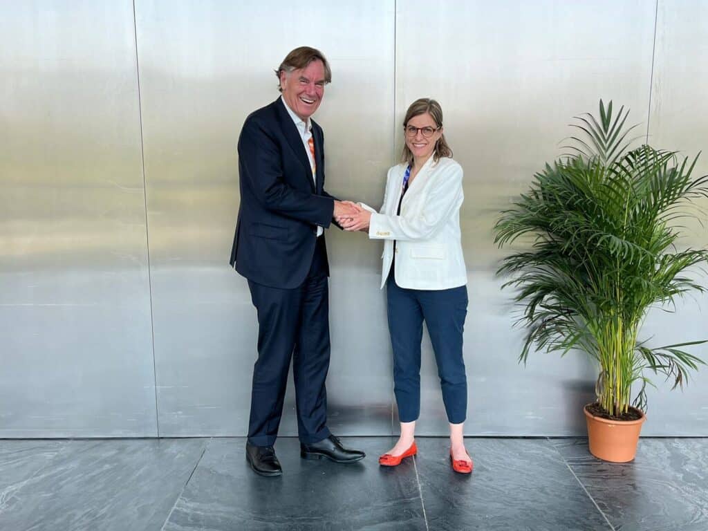 Representatives of ILX and Proparco marking their partnership to support development in emerging markets